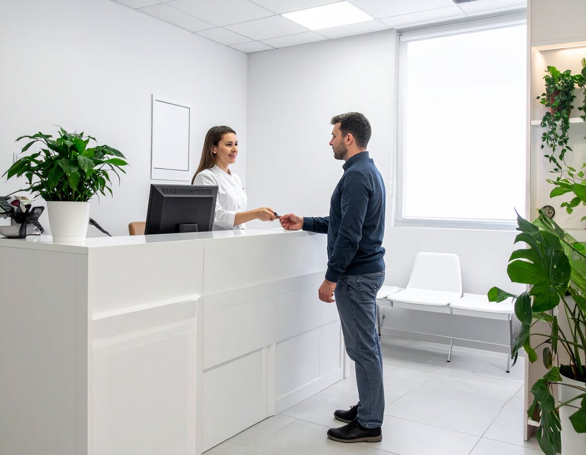 Mitarbeiterin am Empfangstresen